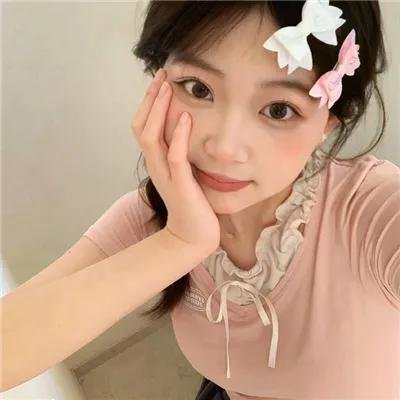 穿条纹衣的男孩